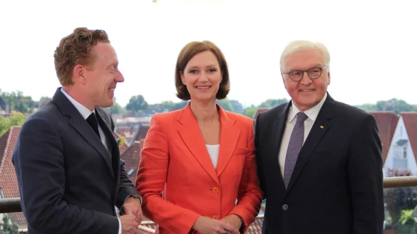 Über den Dächern von Bad Salzuflen im "The View", wo Hotelier Christian Steffen die ZDF-Moderatorin Bettina Schausten und Bundespräsident Frank-Walter Steinmeier begrüßt. - © Heidi Stork