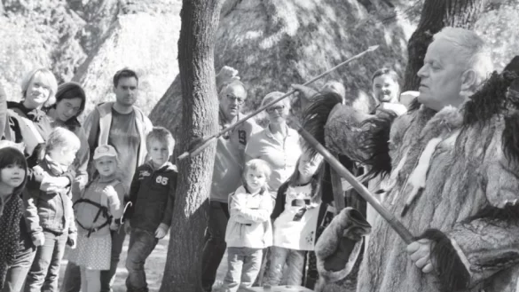 Geschichte &bdquo;live&ldquo;: Ein Darsteller im Freilichtmuseum erkl&auml;rt die Rentierjagd. - &copy; Archiv