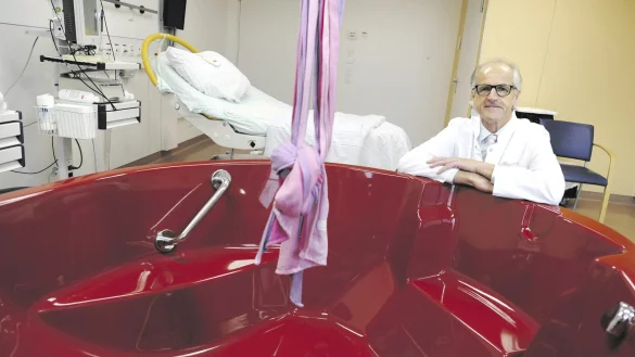 Gefragter Kreißsaal: In der Klinik von Direktor Kurt Hecher in Hamburg wurde aufgrund der großen Nachfrage sogar räumlich und personell erweitert. - © Picture Alliance