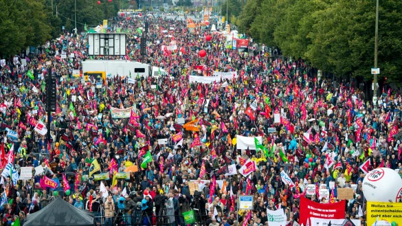 Tausende Menschen nehmen am 17. September an einer Demonstration gegen die Handelsabkommen CETA und TTIP in Berlin teil. - &copy; dpa