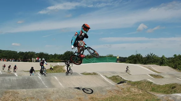 BMX-Fahrer in Aktion: Philipp Gruhn (im Vordergrund) zeigt einen Sprung auf der Strecke in Leopoldsh&ouml;he. - &copy; Thorsten Ahrens
