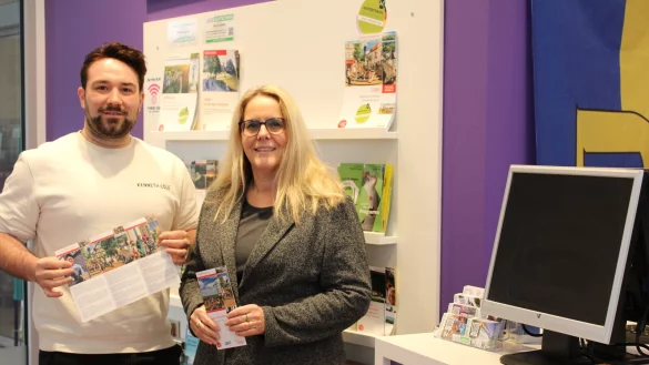 Lucas Noke, Leiter des Lagenser Tourismus-Büros, und Stadtführerin Bianca Sievert stellen das neue Programm vor. - © Lorraine Brinkmann