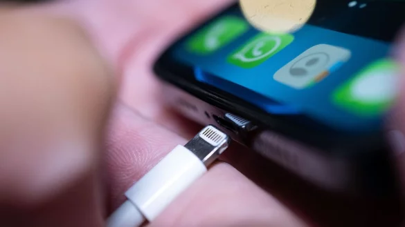 Ladebuchsen in Elektroger&auml;ten - &copy; Foto: Mohssen Assanimoghaddam/dpa