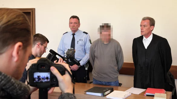 Kommt nie wieder auf freien Fu&szlig;: Thomas T. vor Beginn der gestrigen Verhandlung zwischen seinem Anwalt Helmut W&ouml;hler und Justizwachtmeister Reinhard Kleesiek. - &copy; Bernhard Preu&szlig;