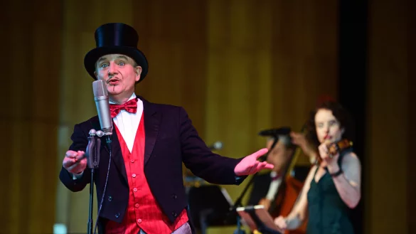 Andreas Holzmann vom „Casanova Society Orchestra" in der Salzufler Konzerthalle.  - © Nicole Ellerbrake