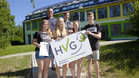 Auszeichnung: Die Schüler Josephine, Eva, Hanna und Simon (vorne, von links) freuen sich über die Ehrung als hochbegabte Schüler im Hermann-Vöchting-Gymnasium. Kommissarischer Schulleiter Michael Hanke und Studienrätin Jasmin Naal-Glaßer unterstützen das Projekt. - © Sabine Hergemöller