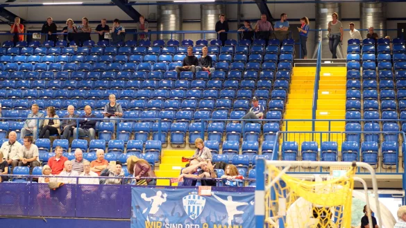 Viele blaue Sitze: In der Phoenix-Contact-Arena wird es zumindest in den ersten drei Heimspielen auf der Trib&uuml;ne &uuml;bersichtlich zugehen. Foto: J&ouml;rg Hagemann - &copy; J&ouml;rg Hagemann