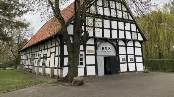 Das denkmalgesch&uuml;tzte Fachwerkhaus an der Max-Planck-Stra&szlig;e in Holzhausen ist schon lange als Dorfgemeinschaftshaus im Gespr&auml;ch. - &copy; Sven Kienscherf