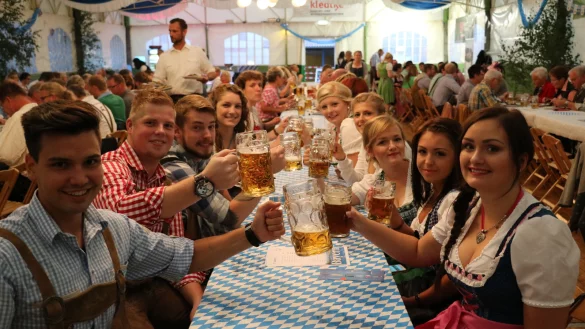 In Dirndl und Leserhose: Besucher des Dörentruper Oktoberfests haben sich zünftig gekleidet. Die Stimmung im Festzelt ist ausgelassen. - © Guntmar Wolff
