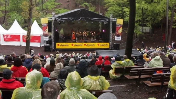 Waldb&uuml;hne im Regen: 600 der 1000 Pl&auml;tze sollen &uuml;berdacht werden k&ouml;nnen. - &copy; Bernhard Preuss