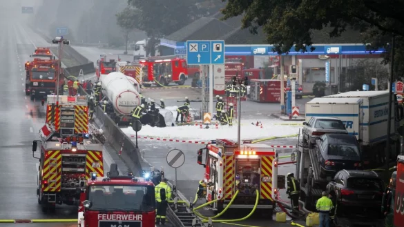 Offenbar mit voller Absicht fuhr der 23-j&auml;hrige G&uuml;tersloher in der Nacht zu Freitag auf einen Lkw-Anh&auml;nger auf, der an der Rastst&auml;tte G&uuml;tersloh-Nord stand.&nbsp; - &copy; Patrick Menzel