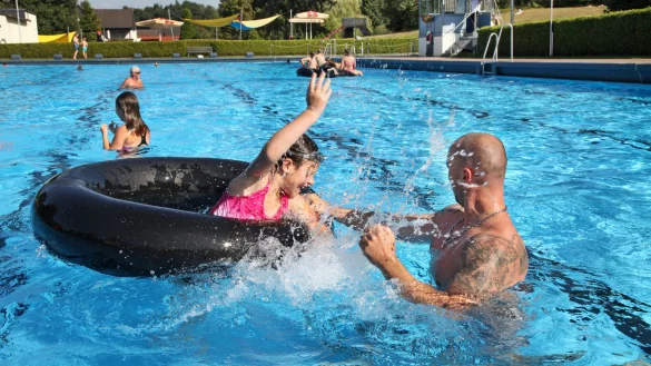 Verl&auml;ngerung: Mia und ihr Vater Michael erfrischen sich am sonnigen Freitagnachmittag im Freibad Fischerteich. Die Detmolder batze bleibt wegen des sp&auml;ten Hochsommereinbruchs noch die ganze n&auml;chste Woche auf. - &copy; Bernhard Preu&szlig;