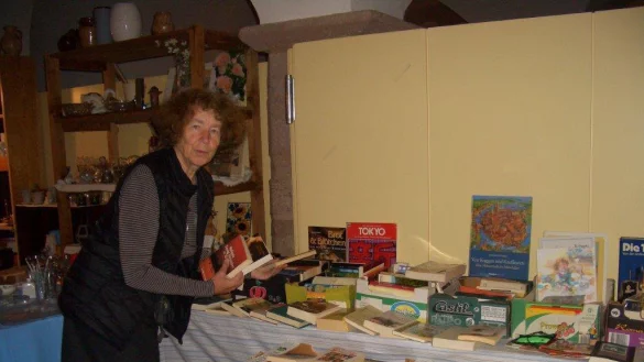 Flohmarkt: Teda Wellmer bestückt die Auflage. - © Privat