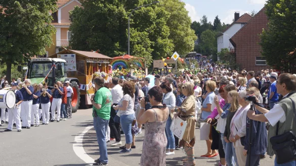 Passend zum Dorfjubiläum war der Umzug selbstverständlich 750 Meter lang. - © Werner Hoppe