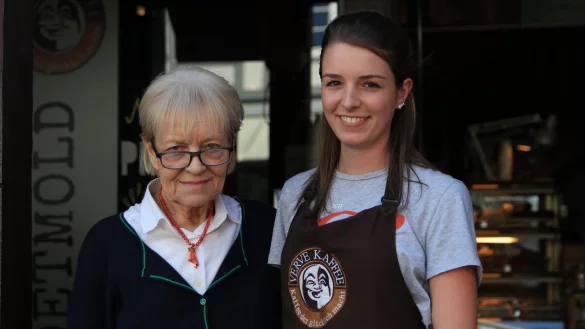 Erika Schnelle von der Buchhandlung und Katharina Hellmeier, Mitarbeiterin im Caf&eacute; Verve. - &copy; Patrizia Lerch