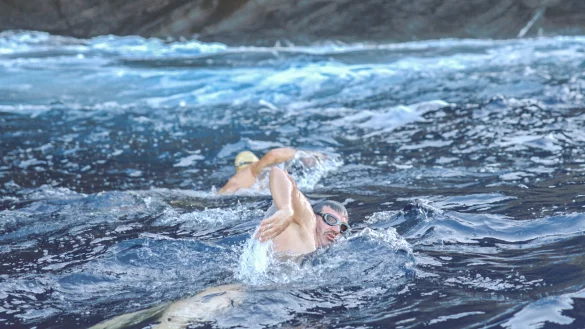 Zug um Zug: Andr&eacute; Wiersig (vorne) wird beim Testschwimmen vor der Steilk&uuml;ste von Maui von Surfer Robby Seeger begleitet. - &copy; Jan Hendrik Eming