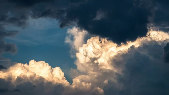 Langsam schieben sich vereinzelt Wolken vor die Sonne, am Abend k&ouml;nnte es Gewitter geben. - &copy; Symbolfoto: Pixabay