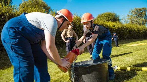 Die Jugendgruppe aus Kalletal beim Wassertransport Spiel. - &copy; FreitagTV