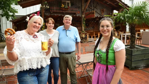 Mitarbeiterin Heidi (von links) mit dem Betreiberpaar Sabine und Adolf Steuer und Mitarbeiterin Aylin. - &copy; Nicole Ellerbrake