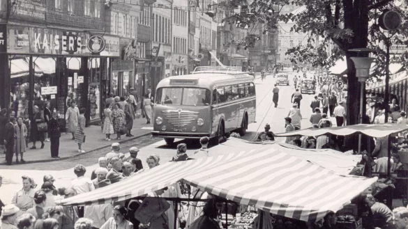 Der Detmolder Wochenmarkt sorgte schon immer f&uuml;r regen Andrang. Hier ein Bild vom Marktplatz aus dem Jahr 1955. - &copy; Stadtarchiv Detmold
