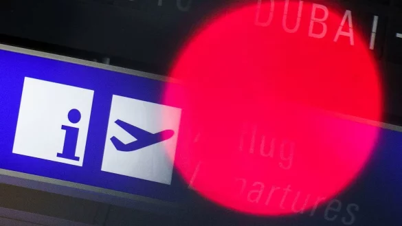 Im Flughafen - &copy; Foto: Andreas Arnold/dpa