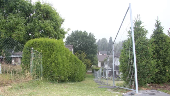 Jahrelanger Streitpunkt ist die &Ouml;ffnung oder Schlie&szlig;ung des &ouml;ffentlichen Weges zwischen den H&auml;usern links und rechts. Die Stadt hat jetzt zum Grundst&uuml;ck rechts als Abgrenzung vor&uuml;bergehend einen Bauzaun aufgestellt. - &copy; Cordula Gr&ouml;ne