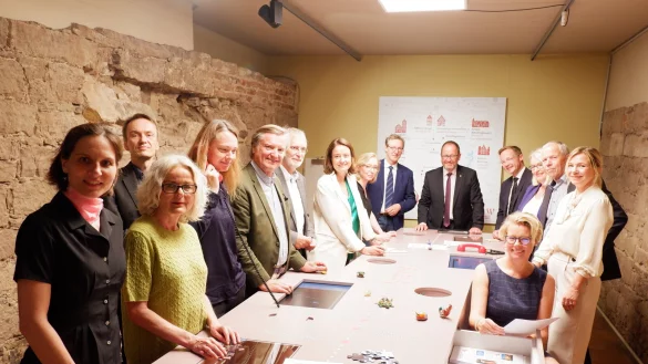 Die Veranwortlichen von Landesverband, Heimatbund, Weserrenaissance Museum Schloss Brake, Kulturkreis der Weserrenaissance, Ministerium f&uuml;r Heimat, Kommunales, Bau und Gleichstellung des Landes NRW und Stiftung Eben-Ezer freuen sich, nach vierj&auml;hriger Arbeitszeit das Projekt "Gesichter der Weserrenaissance", hier am Mitmachtisch, vorstellen zu k&ouml;nnen. - &copy; Lorraine Brinkmann