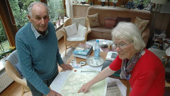Wilfried Kaiser und Friederun Ueberdick zeigen die von Kartograf J&uuml;rgen Rosenberg entworfenen Karte vom damaligen Haustenbeck. - &copy; Manfred Brinkmeier
