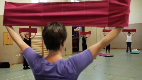 Das Pilates-Tuch begleitet durch alle Übungen. - © Bernhard Preuß