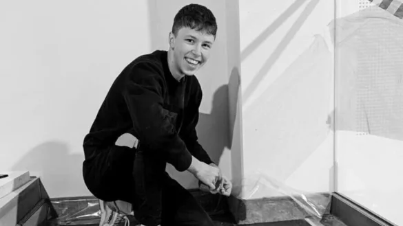 Er liebte Basketball, machte eine Ausbildung zum Dachdecker und bezeichnete seine Gemeinde in Lemgo - hier als Helfer auf der Baustelle - als "zweites Zuhause": Paul Sukkau aus D&ouml;rentrup. - &copy; Bildrechte: Sascha Sukkau