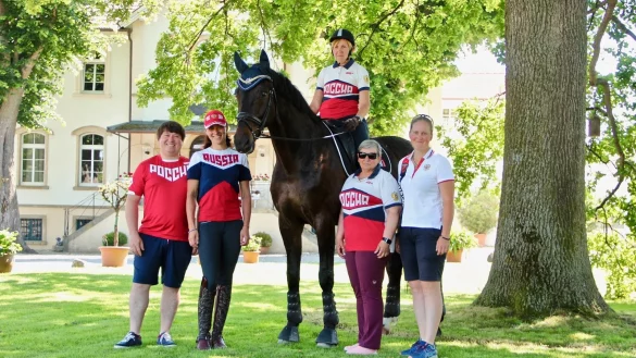 Evgenie Rudnev, Anastasia Kozicheva, Marina Ostandigakova auf Silva Le Andro, Valentina Martyanova und Ekaterian Kosheleva (von links) bereiten sich auf der Reitanlage Meyer zu H&ouml;lsen auf die Paralympics in Tokio vor. - &copy; Heidi Stork