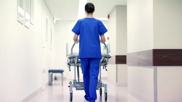 Sollen ausgegliedert werden: Krankenhaus-Mitarbeiter, die &bdquo;patientenferne T&auml;tigkeiten" wie den Transport von Betten oder andere Serviceleistungen &uuml;bernehmen. - &copy; Shutterstock/Syda Productions