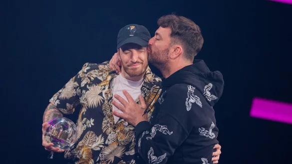 Casper (l.) und Marteria freuen sich bei der Verleihung der 1Live-Krone &uuml;ber die Auszeichnung in der Kategorie "Bester Live Act". - &copy; Rolf Vennenbernd/dpa