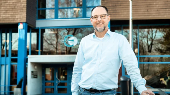 Schulleiter Carsten Paul ist gl&uuml;cklich mit dem schlichten Logo, das &uuml;ber dem Eingang des Stadtgymnasiums zu sehen ist. &Auml;hnlich knapp h&auml;tte es sich die Schulkonferenz f&uuml;r den offiziellen Namen des Gymnasiums gew&uuml;nscht. NRW Gesetze sehen es anders vor. - &copy; Torben Gocke