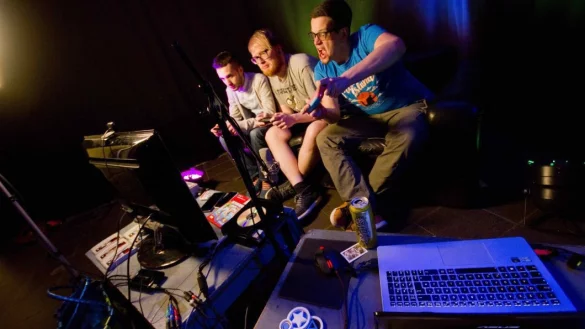 Action im Dunkeln: Sergen Sait Sali, Marcel "Maci" Menk und Sebastian 
"Buddy" Nevermann (v. l.) spielen vor laufender Kamera "Mario Kart" auf 
der Wii. &Uuml;ber ihren Laptop kommunizieren sie mit den Zuschauern. - &copy; Andreas Nowak