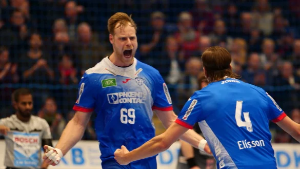 Feiertagsfreude: Die Lemgoer Christian Klimek und Bjarki Mar Elisson feiern den 34:32-Sieg gegen den HC Erlangen. - © Jörg Hagemann