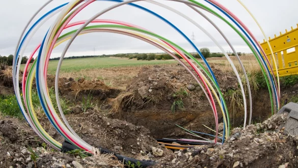 Glasfaserleitungen f&uuml;r schnelles Internet und ein z&uuml;giger 5G-Ausbau sind in den Augen der Industrie- und Handelskammer Lippe wichtige Faktoren, um die Zukunft der Region zu sichern. Im Positionspapier der IHK zur Kommunalwahl steht diese Forderung ganz vorn. - &copy; Julian Stratenschulte/dpa