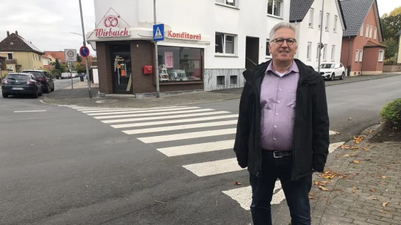 Dr. Johann Malcher steht an dem Zebrastreifen an der Heldmanstra&szlig;e, der Ausl&ouml;ser f&uuml;r sein kommunalpolitisches Engagement gewesen ist. - &copy; Sven Kienscherf