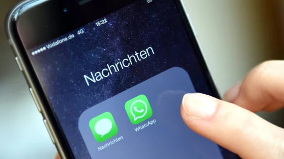 Nutzen von WhatsApp - &copy; Foto: Britta Pedersen/dpa-Zentralbild