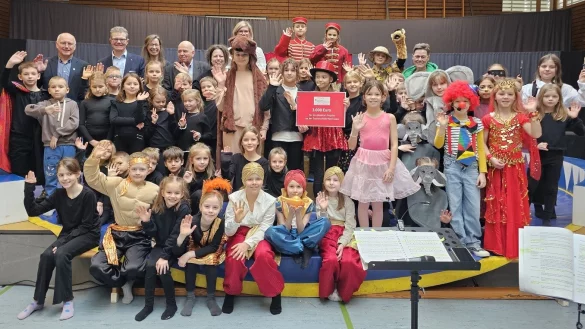 Die Kinder f&uuml;hren das Musical "Zirkus Furioso" auf. Hinten stehen (von links) Fachgebietsleiter Frank Rayczik, Arnd Paas, Friederike No&szlig;mann, Erhard Kichhof, Kathrin Gerner und Lohmeyer-Nickel. - &copy; Astrid Sewing