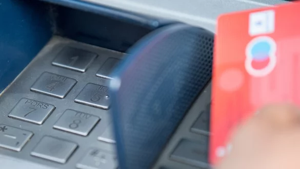 Geldautomat - &copy; Foto: Fabian Sommer/dpa