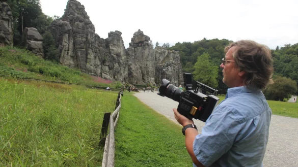 Robin J&auml;hne ist gerne an den Externsteinen auf Motivsuche. - &copy; Michaela Wei&szlig;e