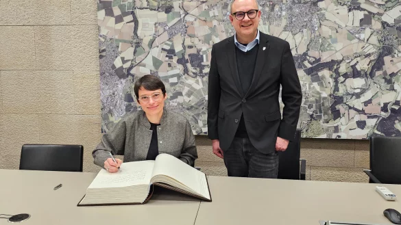 Familienministerin Josefine Paul tauschte sich mit Bürgermeister Markus Baier aus und trug sich ins Goldene Buch ein. - © Stadt Lemgo