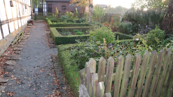 Wie jeder historische Bauernhof besitzt auch der Heimathof in Leopoldsh&ouml;he einen Hausgarten. Auf 150 Quadratmetern ist eine Vielzahl an Kr&auml;utern, Gem&uuml;se und Zierpflanzen zu finden. Dennoch ist der Hof Bestandteil des LEADER-Projekts Leopoldsh&ouml;hes. Der Hof soll zukunftsf&auml;hig gemacht werden, was auch bedeutet, dass er f&uuml;r neue Gruppen interessant gemacht wird. - &copy; Knut Dinter