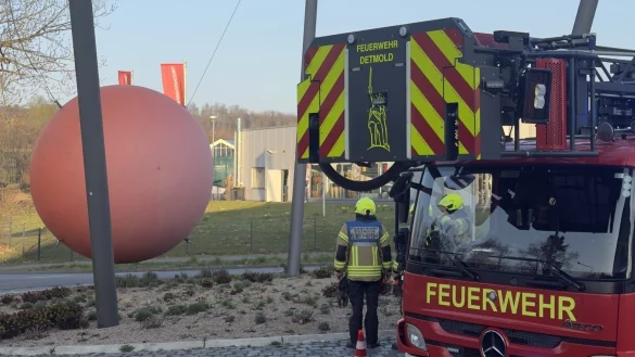 Einsatz am Kreisverkehr: Die Feuerwehr sichert die Kugel - &copy; Rieks/Feuerwehr Detmold