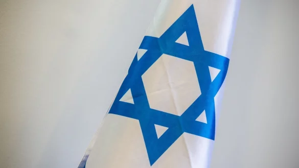 Israelische Flagge - &copy; Foto: Arne Immanuel B&auml;nsch/dpa