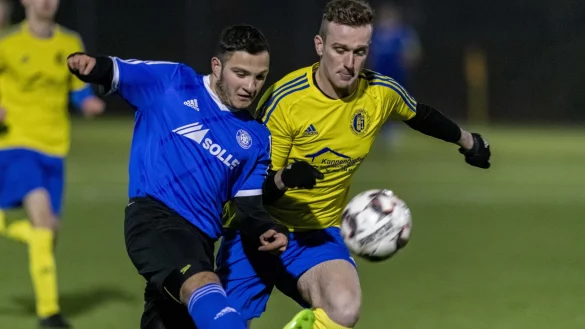 Intensiv: Der Schl&auml;nger Thomas Antidze (links) k&auml;mpft mit dem L&uuml;gder Kevin Jeschonnek um die Ballhoheit. - &copy; Egon Penner