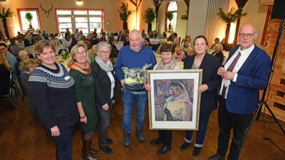Der Vorstand des Westf&auml;lisch-Lippischen LandFrauenverbands und die Gastredner freuen sich &uuml;ber einen gelungenen Neujahrsempfang: (von links) Anna-Lena M&uuml;gge, Marlies Witte, Ingrid Harke, R&uuml;diger Frodermann (Verein agape), Anette Stocksmeier, Grita Behrens (Gleichstellungsbeauftragte Gemeinde Leopoldsh&ouml;he), Pastor Dirk Hauptmeier. - &copy; Nicole Ellerbrake
