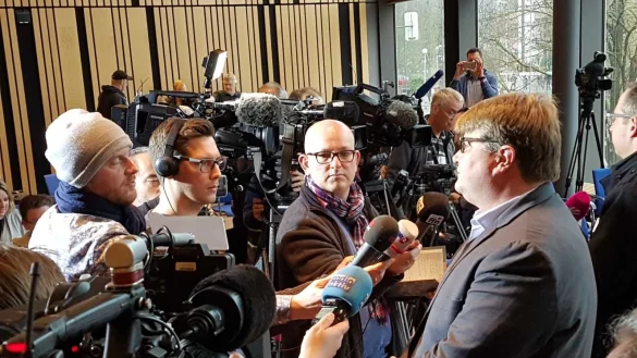 Landrat Tjark Bartels ist von vielen Medienvertretern umzingelt. - © Marianne Schwarzer