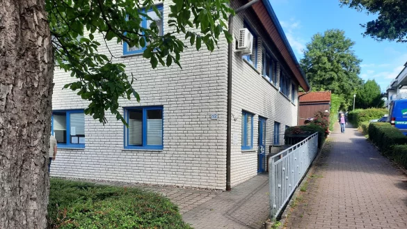 Die Praxis Dr. Rossknecht liegt an der Lemgoer Stra&szlig;e in Hohenhausen. - &copy; Lorraine Brinkmann